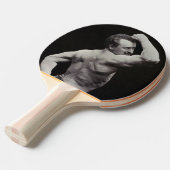 ストロングメンユーゲンサンドーボディビルによる新しいポーズ 卓球ラケット (正面アングル)