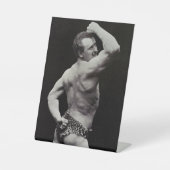 ストロングメンユーゲンサンドーボディビルによる新しいポーズ 台座サイン (正面)