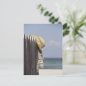 ストローぶら下がったハットのフェンスビーチ ポストカード (スタンド正面)