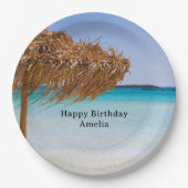 ストロー傘のある風景豊かな熱帯ビーチの誕生日 ペーパープレート (正面)