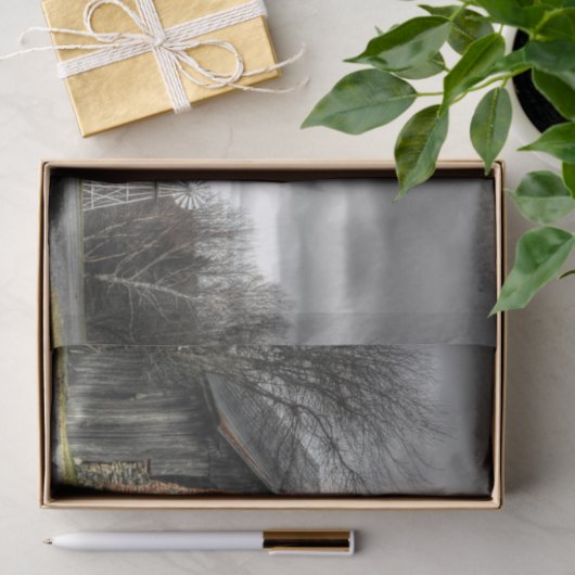 ストーミーの空の下の風車で風化された納屋 薄葉紙 (ギフト)