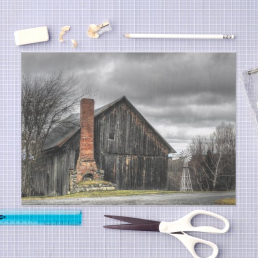 ストーミーの空の下の風車で風化された納屋 薄葉紙 (クラフト)