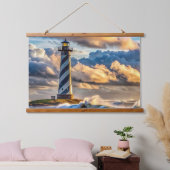 ストーミー波とドラマチックなライトハウスシースケープ 吊り下げ型タペストリー (寝室)