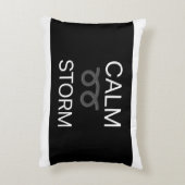 ストーム枕の上で落ち着く アクセントクッション (裏面(縦))