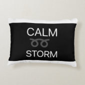 ストーム枕の上で落ち着く アクセントクッション (裏面)