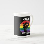 ストーンウォール機動隊の記憶ゲイプライド ボーンチャイナマグカップ (正面右)