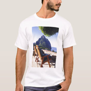 ストーンフィールド エステート ヴィラから望むグロー ピトン Tシャツ