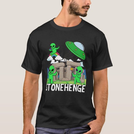 ストーンヘンジ英国のお土産エイリアン&ソー飛んでいるス Tシャツ (正面)