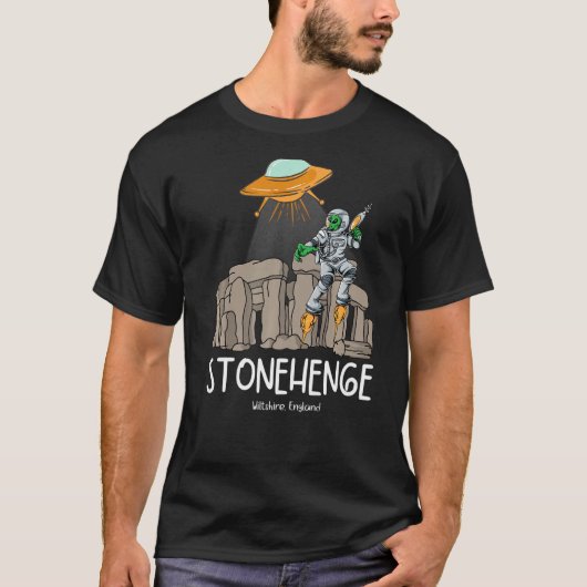 ストーンヘンジ英国のお土産エイリアン&ソー飛んでいるス Tシャツ (正面)