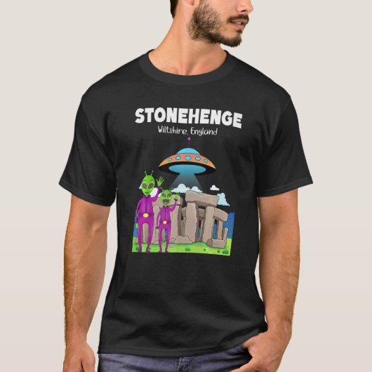 ストーンヘンジ英国のお土産エイリアン&ソー飛んでいるス Tシャツ (正面)