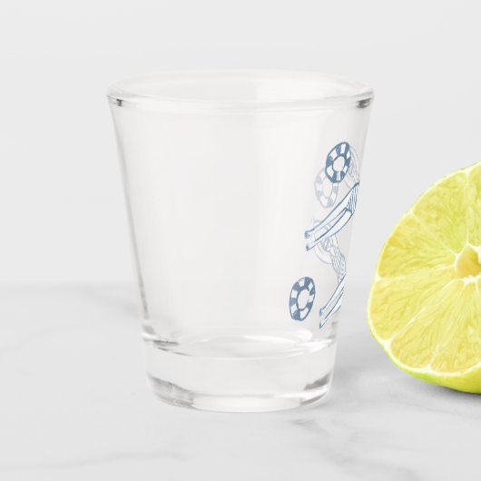 スナイクロ芸術的泳ぐ人ブルーイラストレーション ショットグラス (左)