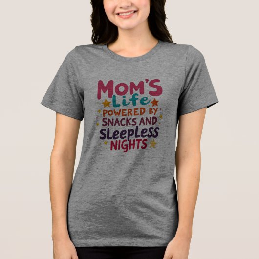 スナックと眠れない夜に力を注ぐ母の生活 トライブレンドTシャツ (正面)