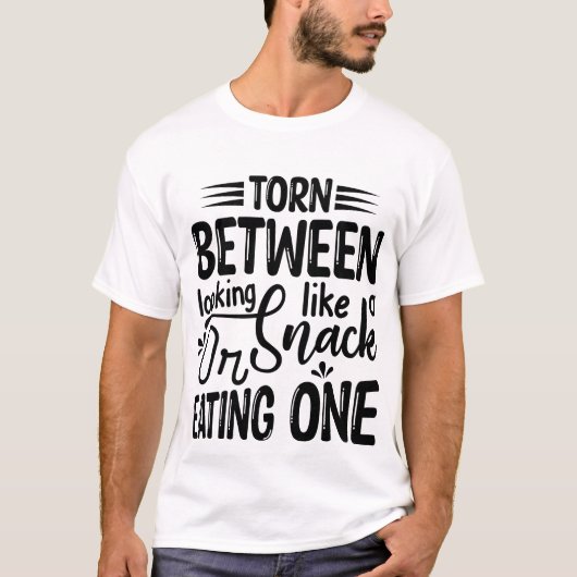 スナックのように見えるか食べるかで迷う面白いTシャツ Tシャツ (正面)