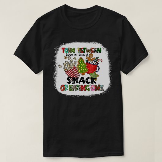 スナックのように見えるクリスマスとEaの間で引き裂かれる Tシャツ (デザイン正面)
