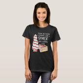 スナックのように見える人と食べの人の間で裂ける Tシャツ (正面フル)