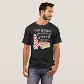スナックのように見える人と食べの人の間で裂ける Tシャツ (正面フル)
