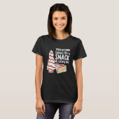 スナックのように見える人と食べの人の間で裂ける Tシャツ (正面フル)
