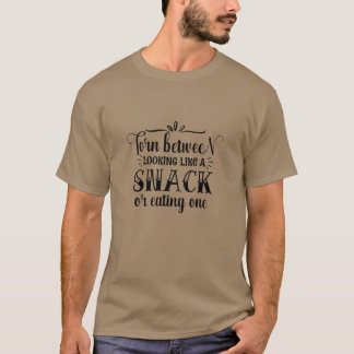 スナックやの101のように見える間に食べ物引き裂かれる Tシャツ