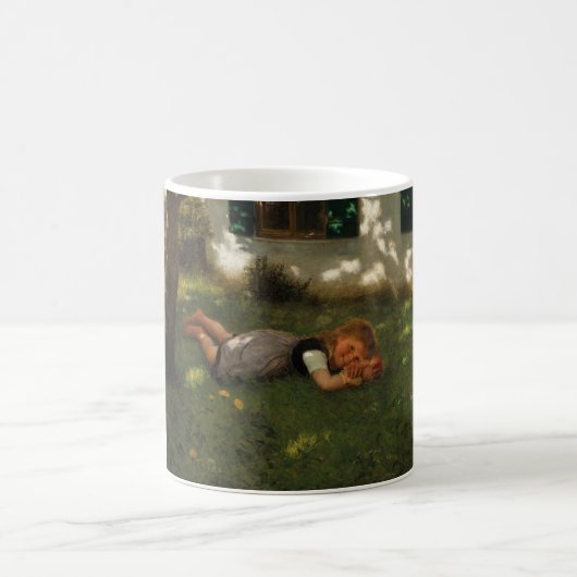 スナックタイム（草の上に横たわる甘い若い女の子） コーヒーマグカップ (中央)