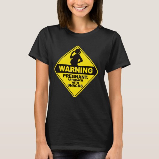 スナック警告の赤ちゃんシャワー付きの妊娠アプローチ Tシャツ (正面)