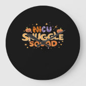 スナッグルスクワッドNICUナース新生児ナースハロウィーン ラージ壁時計 (正面)