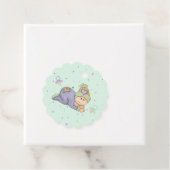 スナッグル男の赤ちゃん – 緑と紫のベビーシャワー フェイバータグ (インサイチュ)