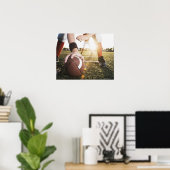 スナップの準備をするサッカーセンターのクローズアップ ポスター (ホームオフィス)