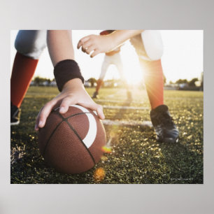 スナップの準備をするサッカーセンターのクローズアップ ポスター