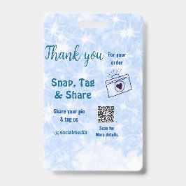 スナップタグをシェアしてソーシャルメディアで輝くブルーのQRコード バッジ