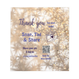 スナップタグをシェアしてソーシャルメディアで輝くQRコードとゴールドの輝き ノートパッド