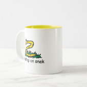 スニックミームGadsden parody SnekRight ツートーンマグカップ (正面左)