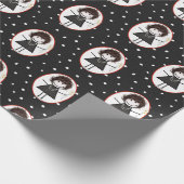 スニーカーでフィギュアの女の子 ラッピングペーパー (角)