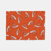 スニーカーのシームレスな模様を赤地に塗る フリースブランケット (正面(横))