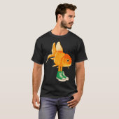 スニーカーを履いた金魚 Tシャツ (正面フル)