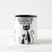 スニーカースマイル：笑顔の仲間と黒い子猫 マグカップ (中央)