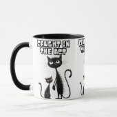 スニーカースマイル：笑顔の仲間と黒い子猫 マグカップ (左)