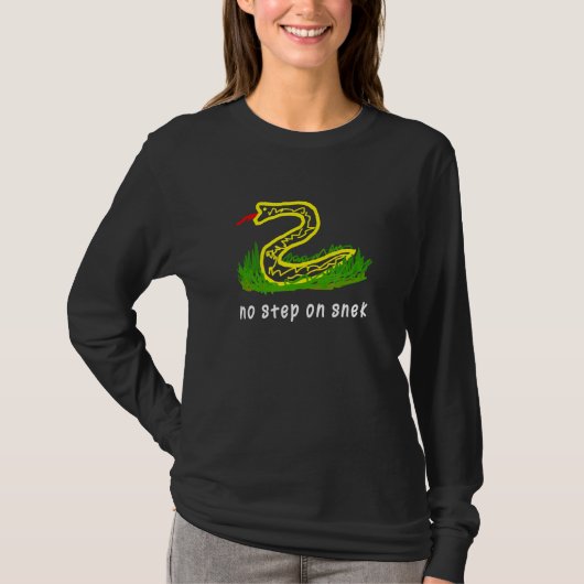 スニークのステップなしおもしろいミーム Tシャツ (正面)
