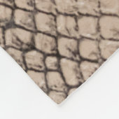 スネークスキン：テクスチャ付きの背景。 フリースブランケット (角)