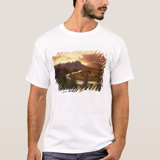 スネーク川から望む夕暮れのテトン山脈 Tシャツ (正面)