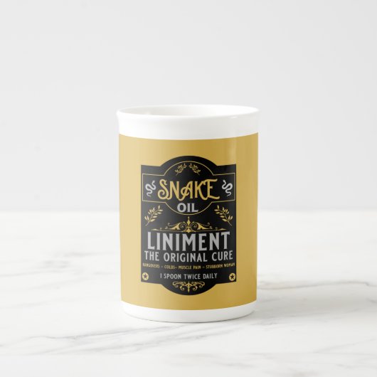 スネーク油おもしろい販売員の販売員への贈り物 ボーンチャイナマグカップ (正面)