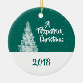 スノイミニマルツリーティール（緑がかった色）とホワイトホリデーキープサケ セラミックオーナメント (正面)