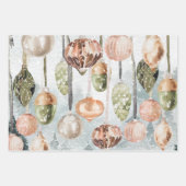 スノーイぶら下がったヴィンテージピンク&グリーンガラスオーナメント ラッピングペーパーシート (正面2)