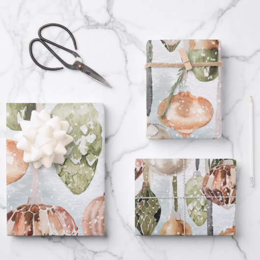 スノーイぶら下がったヴィンテージピンク&グリーンガラスオーナメント ラッピングペーパーシート (正面)