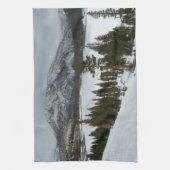 スノーイエラリーレイクカリフォルニア冬の風景 キッチンタオル (縦)