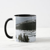 スノーイエラリーレイクカリフォルニア冬の風景 マグカップ (左)
