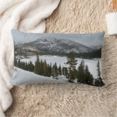 スノーイエラリーレイクカリフォルニア冬の風景 ランバークッション (ブランケット)