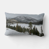 スノーイエラリーレイクカリフォルニア冬の風景 ランバークッション (裏面)