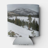 スノーイエラリーレイクカリフォルニア冬の風景 缶クーラー (裏面)