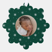 スノーエレガントフレークスグリーンベビーの初めてのクリスマス オーナメントカード (裏面)