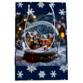 スノーグローブとヴィンテージ列車と村 ミディアムペーパーバッグ (正面)